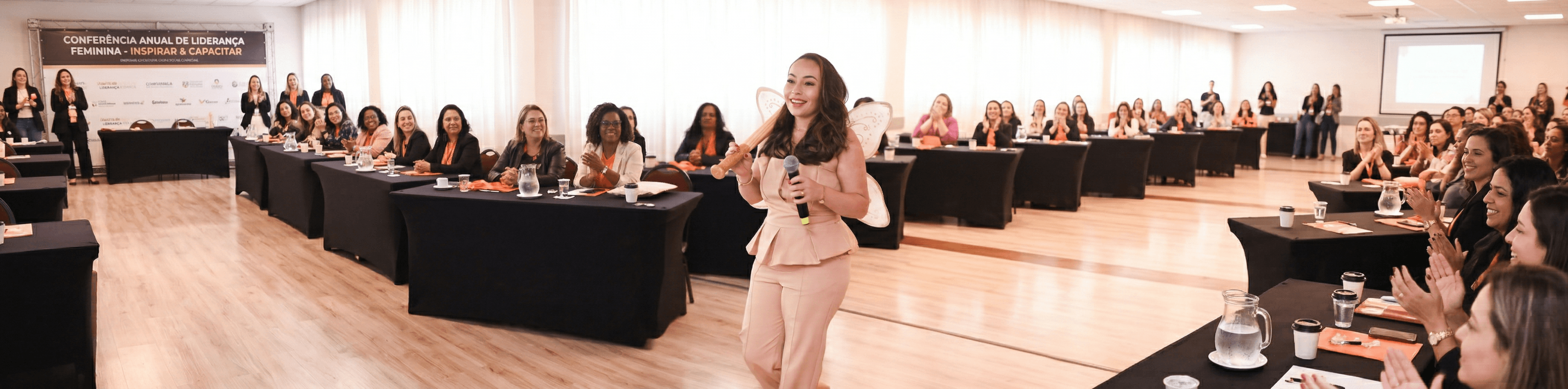 Jaqueline Kipper de asas e microfone, apresentando a Incubadora GROW