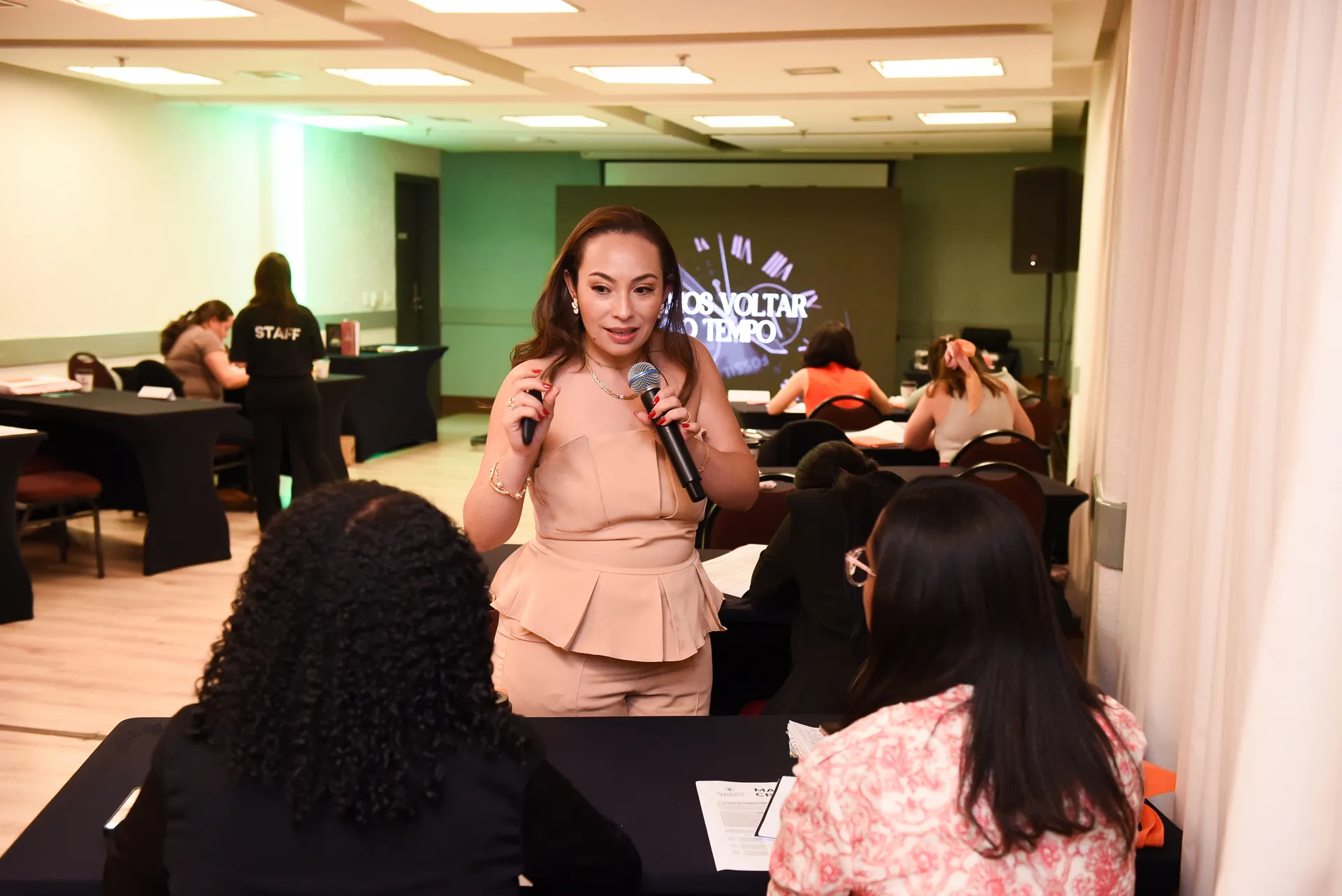 Mentoria da Incubadora GROW com participantes em sala