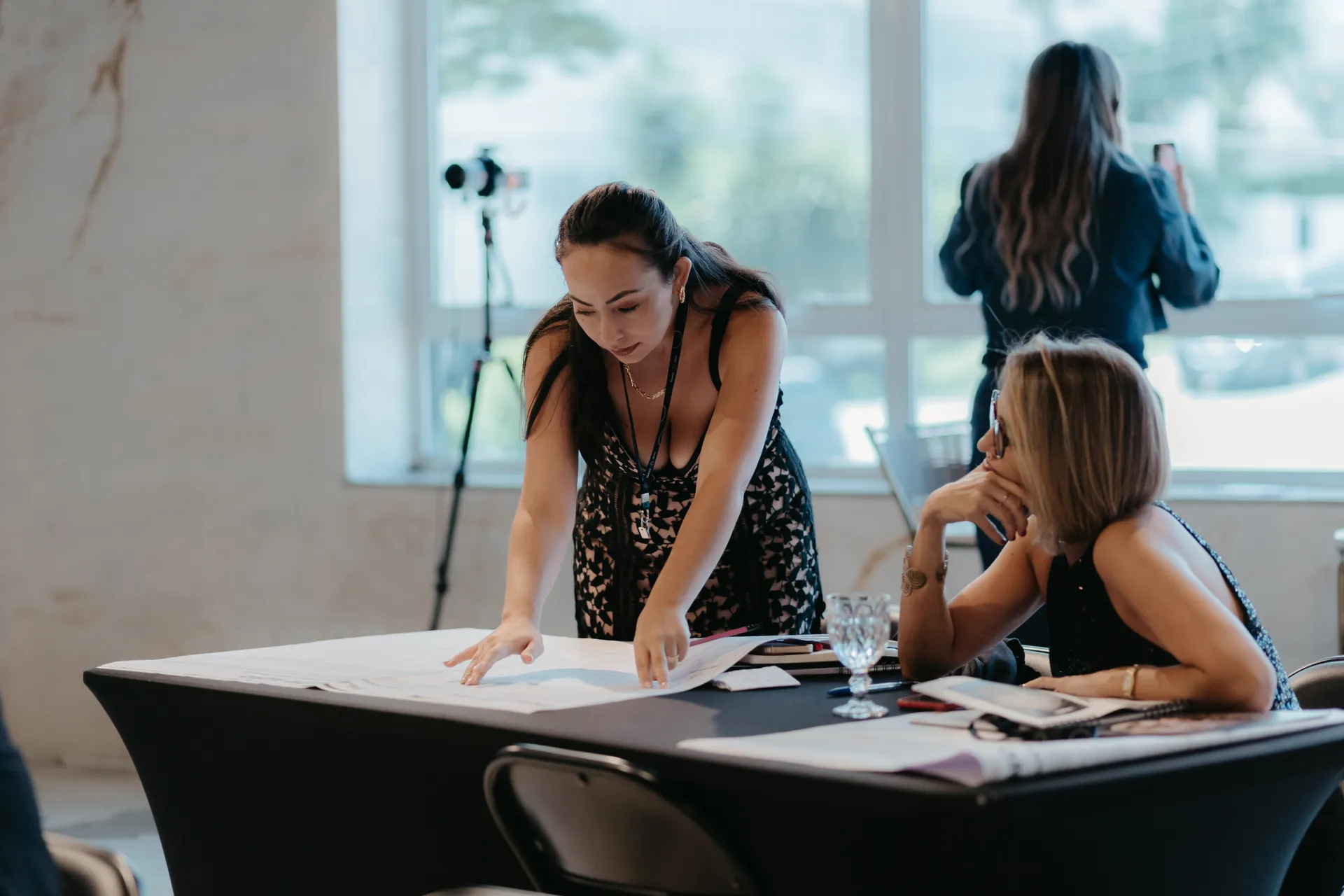 Equipe COMUNICEX em produção de conteúdo de marca