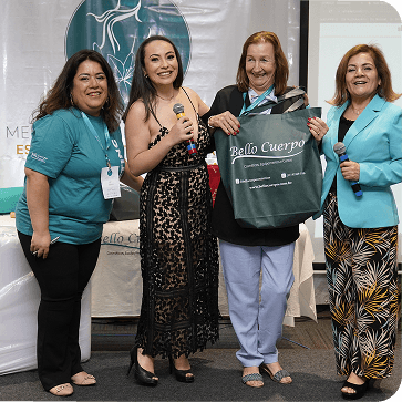 Entrega de premiação a clientes em evento da Kipos