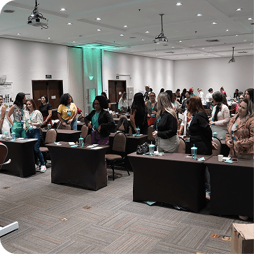 Sala cheia durante treinamento da Kipos